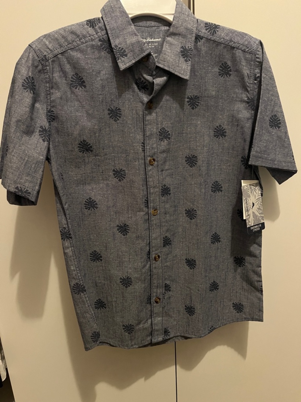 Short sleeve button down shirt size 10/12 for boys